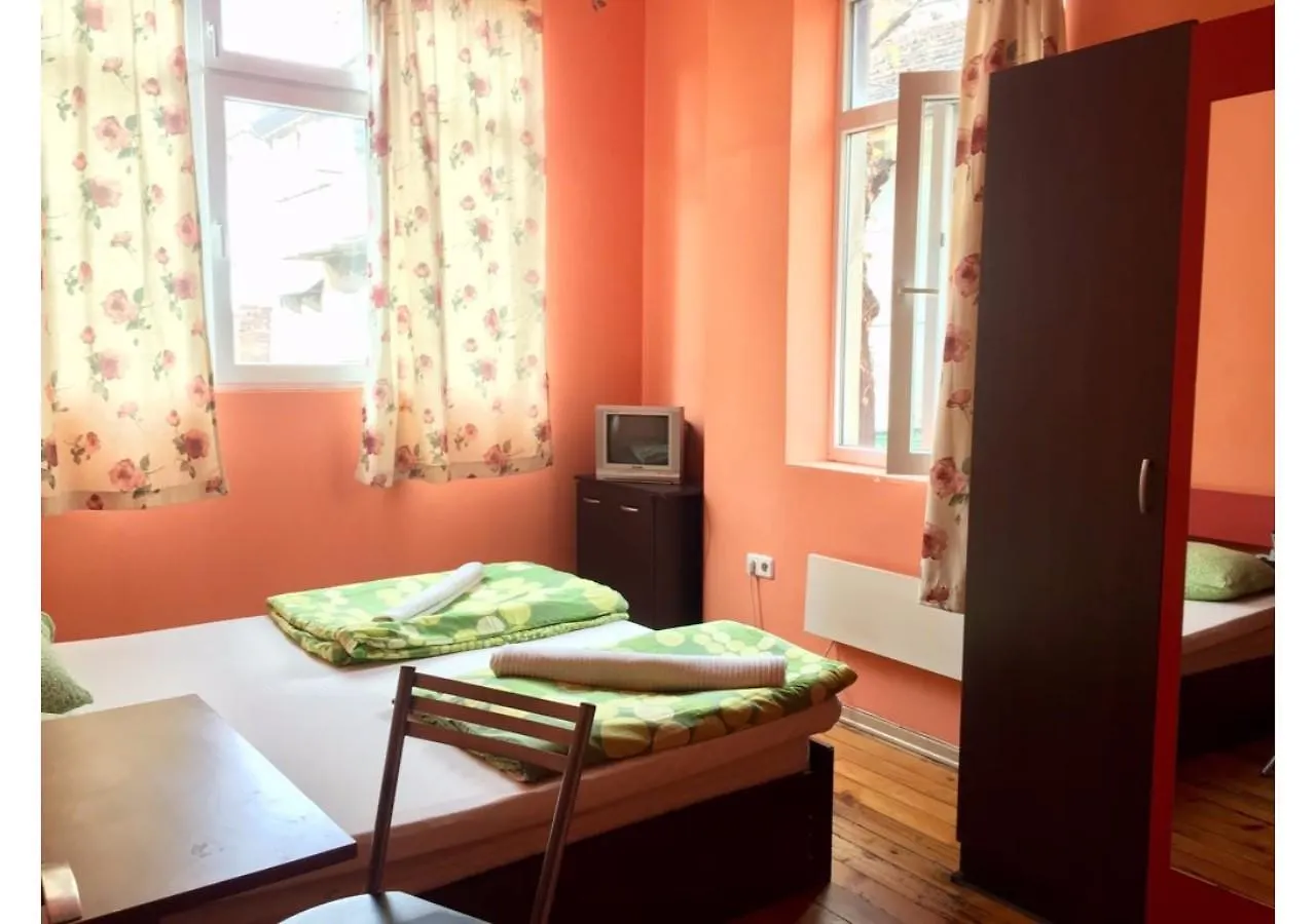 Elegance On A Budget - Rooms For Rent In Sofia Center Albergue