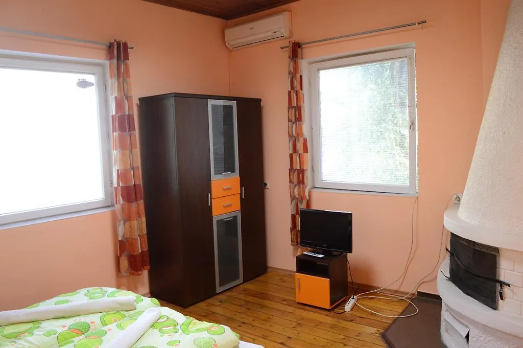 Elegance On A Budget - Rooms For Rent In Sofia Center Hostel